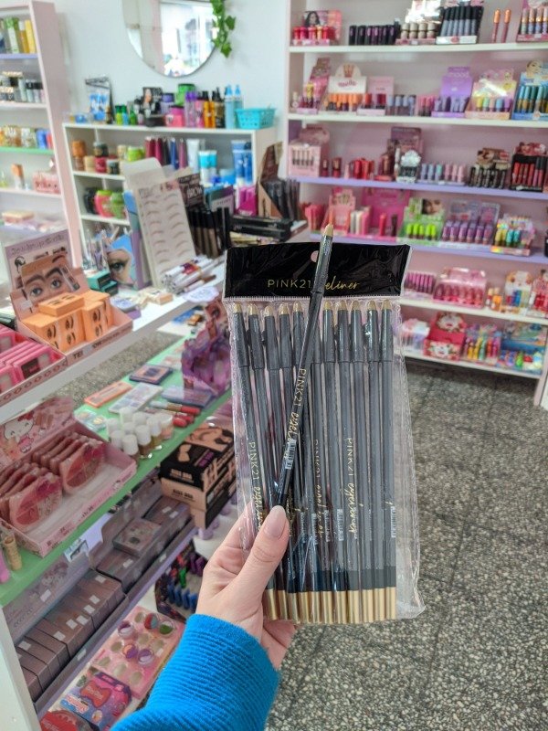 Producto - Lápiz delineador negro con sacapuntas