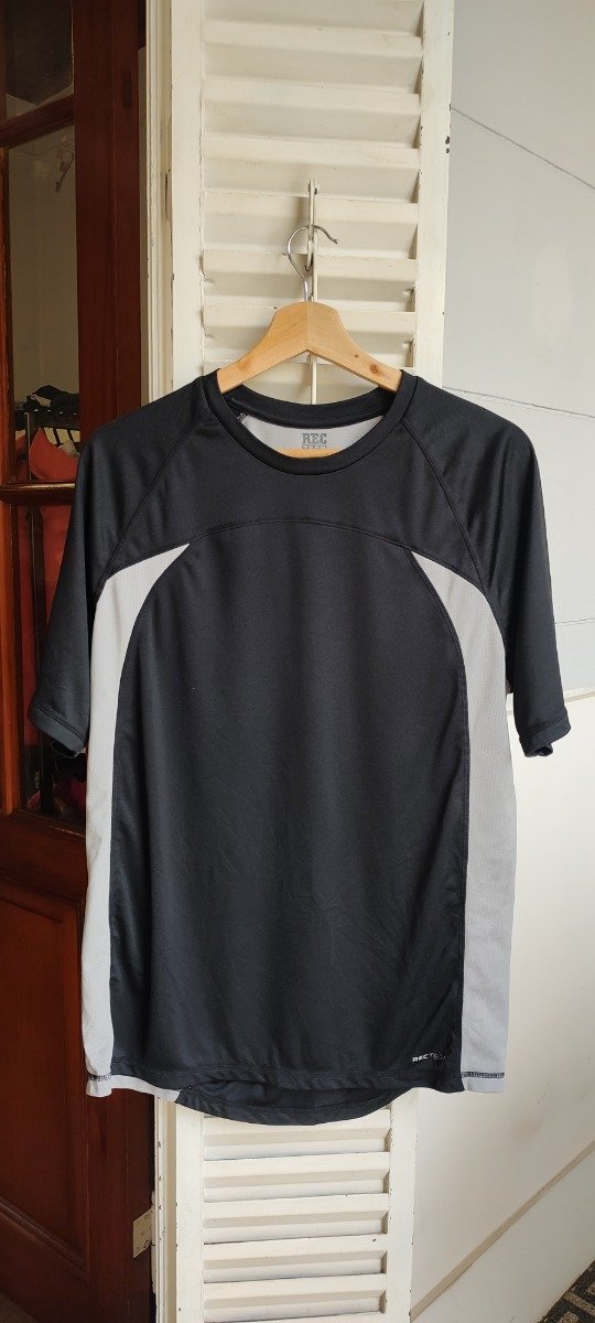 Producto - Remera OLD NAVY negra con gris , talle M