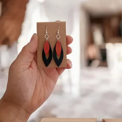 Producto - Aritos de cuero en negro y suela