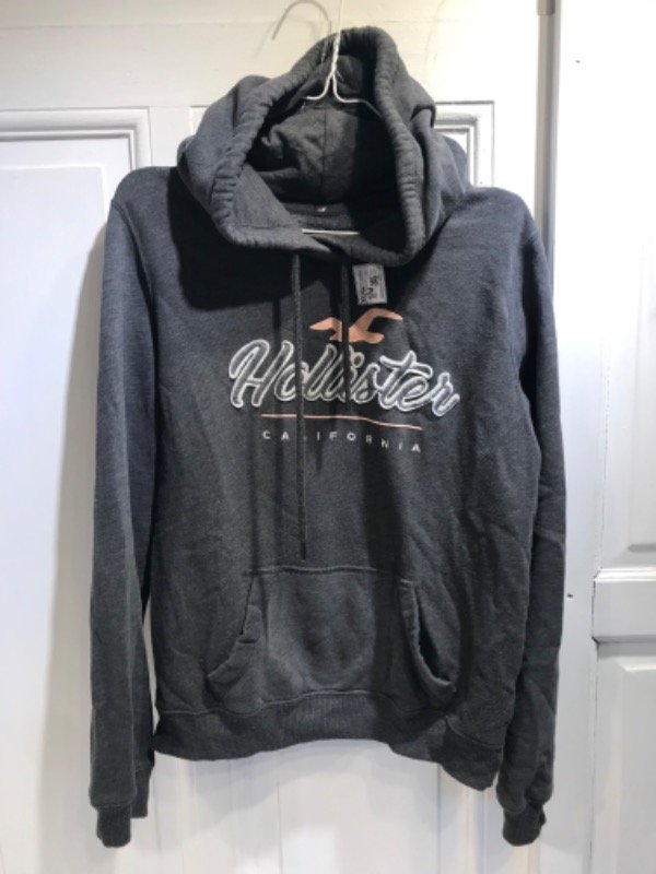 Producto - Buzo HOLLISTER gris oscuro logo bordado- Talle M/L- PRECIO: 50x