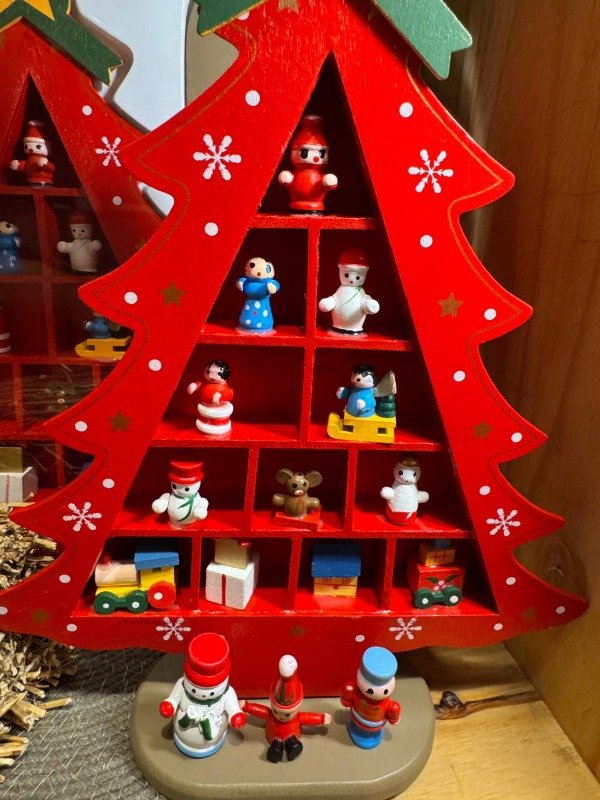 Producto - Árbol rojo de madera con estantes y base XL (Efectivo: 46.000)