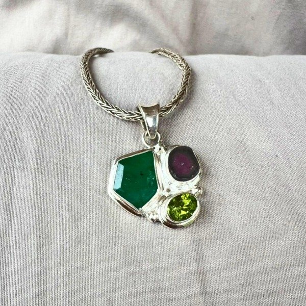Producto - DIJE LAJA DE ESMERALDA, TURMALINA SANDÍA Y PERIDOTO FACETADO