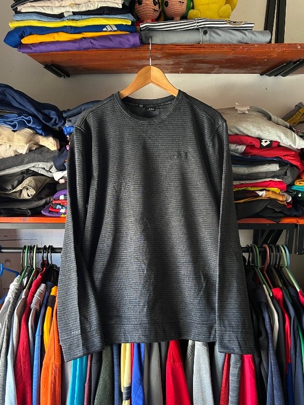 Producto - Buzo crewneck UnderArmour linea tecnica de golf. Color negro. Talle L