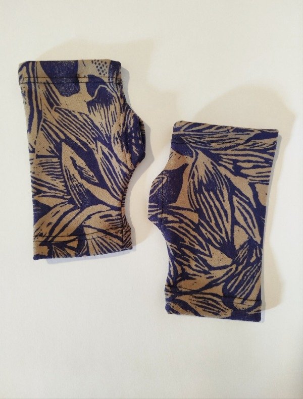 Producto - Mitones Emi -estampa en violeta-