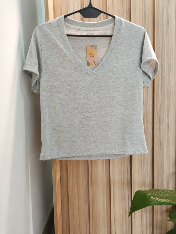 Producto - Remera clasica cuello V - 0