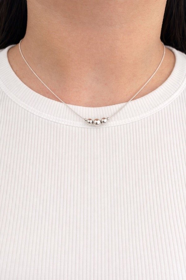 Producto - Cadena con bolitas de plata en el centro