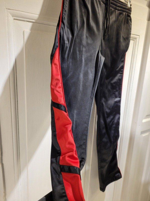 Producto - Jogging GTM deportivo negro y colorado- Talle 16 años-PRECIO: 23X - 1