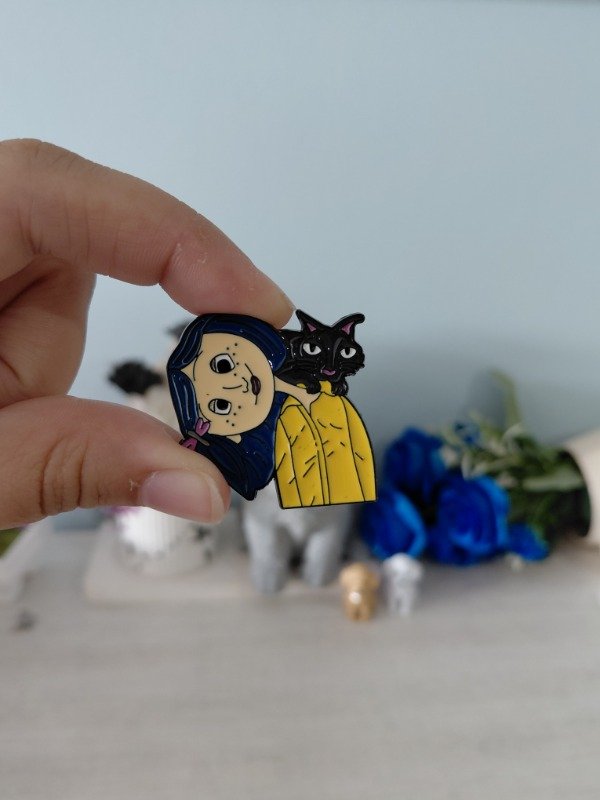 Producto - Pin metalizado - Coraline #1193