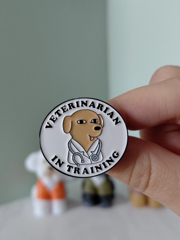 Producto - Pin metalizado - Veterinaria "Veterinarian in training" #3046