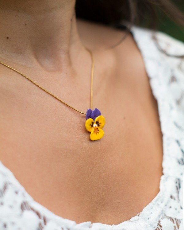 Producto - Dije de pensamiento amarillo y violeta