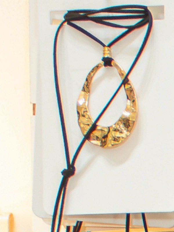 Producto - Coleccion Aniversario - Collar de gamuza negro con circulo dorado
