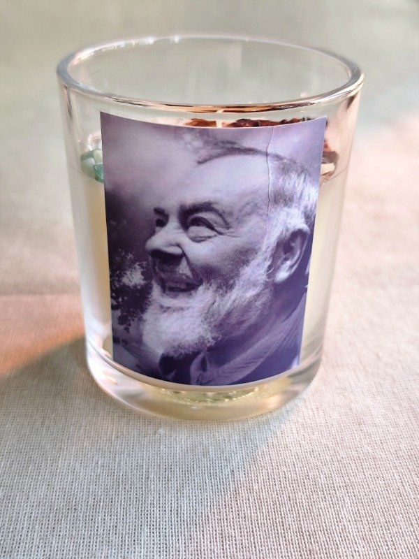Producto - VELA PADRE PÍO - Con cuarzo verde, cuarzo cristal y pétalos de rosas. 250ml - 2