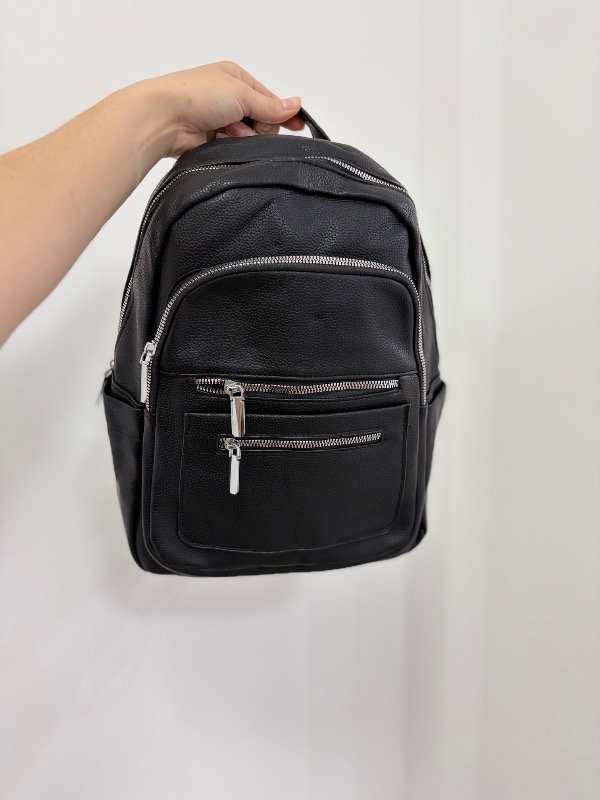 Producto - Mochila de cuerina lisa negra mediana - 0