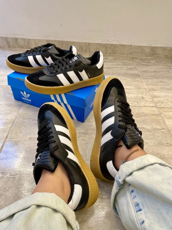 Producto - ZAPATILLAS NEGRAS