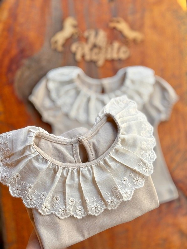 Producto - Remera Beige Beba Cuello Broderie - 1