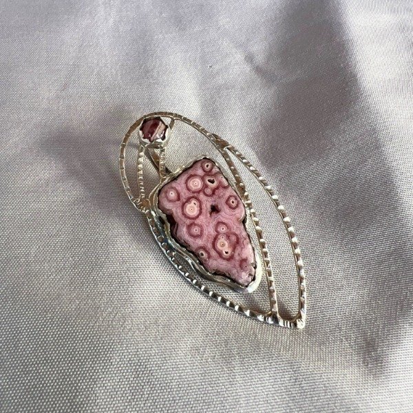 Producto - DIJE DE DISEÑO ESCTALACTITA DE RODOCROSITA Y DETALLE DE RODOCROSITA