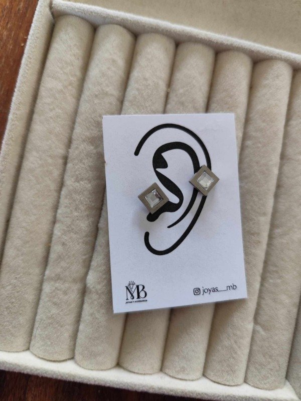 Producto - Aros bulgari cuadrado strass blanco. Acero quirúrgico.