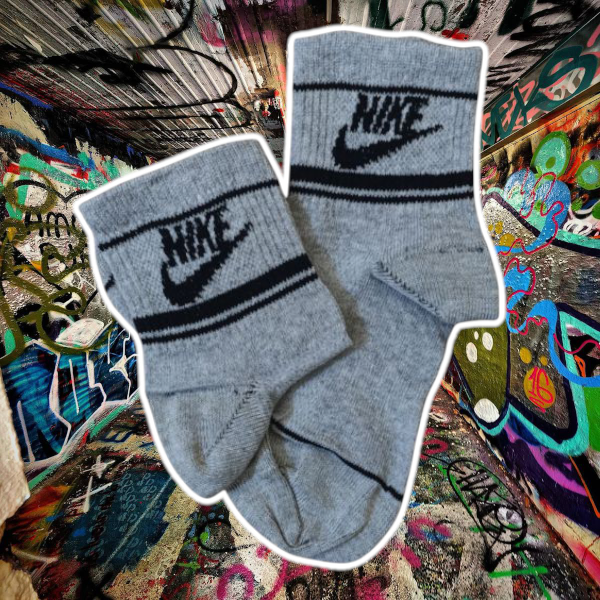Producto - Nike gris con logo y rayas