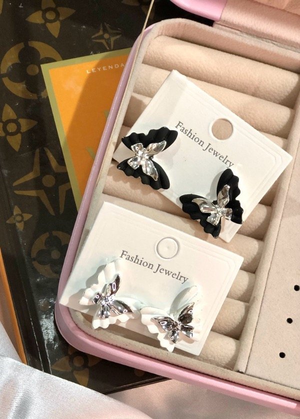 Producto - Aros mariposa negros y blancos