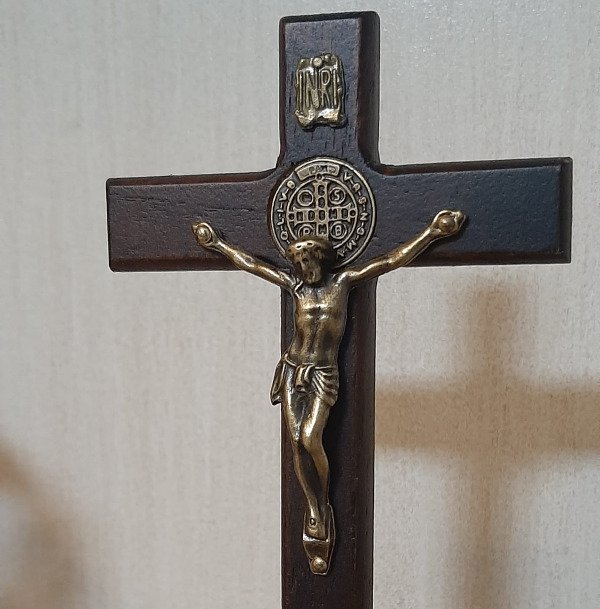 Producto - Crucifijo con pie de madera y metal