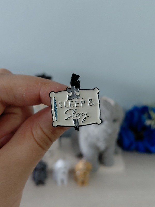Producto - Pin metalizado - Sleep and Slay #2558