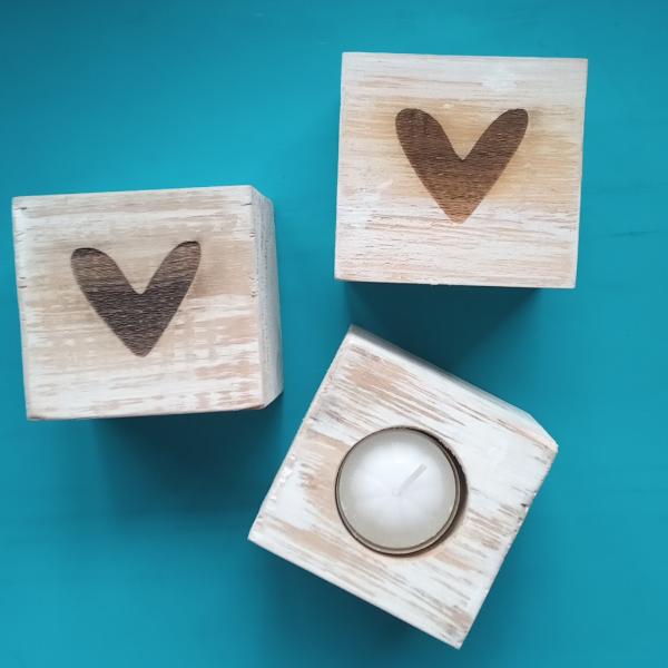 Producto - Portavelas de madera con vela - Corazón II