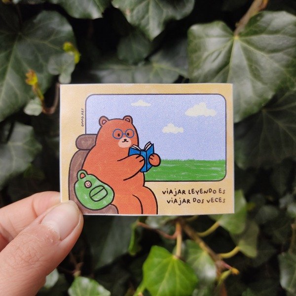 Producto - Sticker Oso Lector I