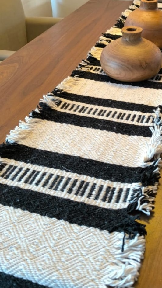 Producto - Camino de mesa crudo y negro 110 x 35 CM