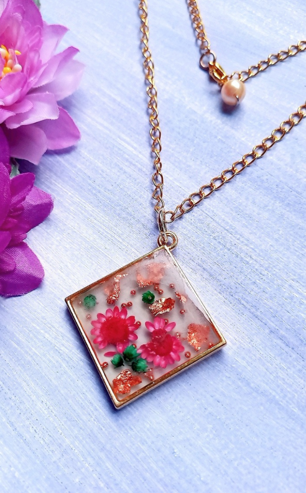 Producto - COLLAR CUADRADO FLORAL ( Precio con descuento 3.200 ARS)