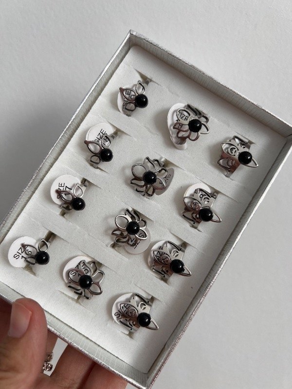 Producto - Caja de 12 anillos de acero con negro
