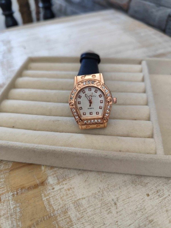 Producto - Reloj cuadrante ovalado con strass.