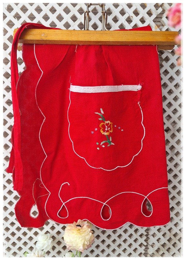 Producto - Delantal Falda Rojo bordado y calado
