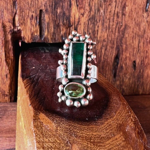 Producto - ANILLO DE DISEÑO LAJA DE ESMERALDA BRASILEIRA Y PERIDOTO