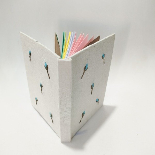 Producto - CUADERNO TAPA DURA bordado a mano "flores turquesa"