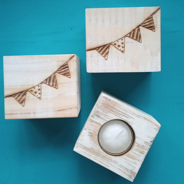 Producto - Portavelas de madera con vela - Banderín