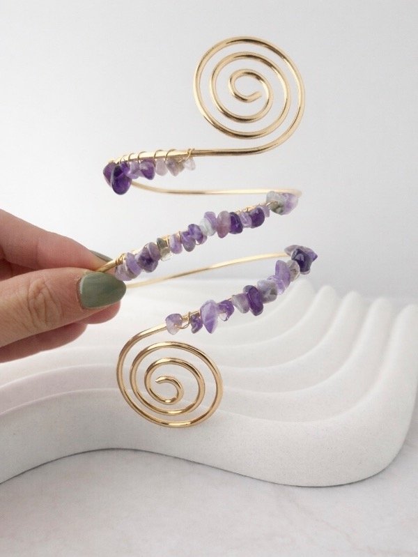 Producto - BRAZALETE DORADO CON PIEDRAS VIOLETAS 5014