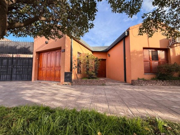 Producto - CASA EN VENTA UBICADA SOBRE CALLE MISIONES 1781 - 0