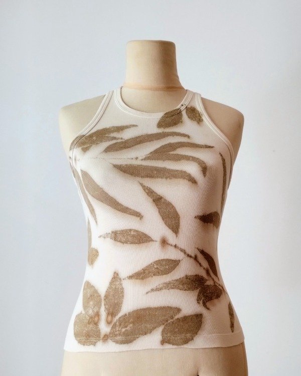 Producto - Musculosa - Estampa botánica - Fondo Crudo