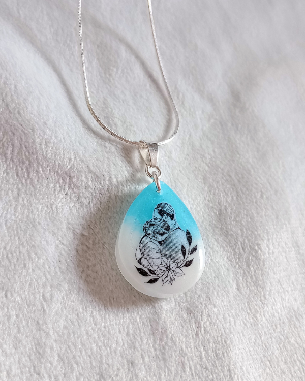 Producto - Dije gota celeste y blanco Abrazos
