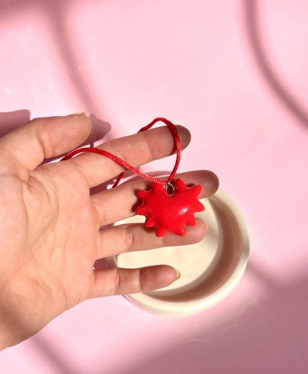 Producto - Corazón Tridimensional Chico Púas Lateral Rojo y Natural