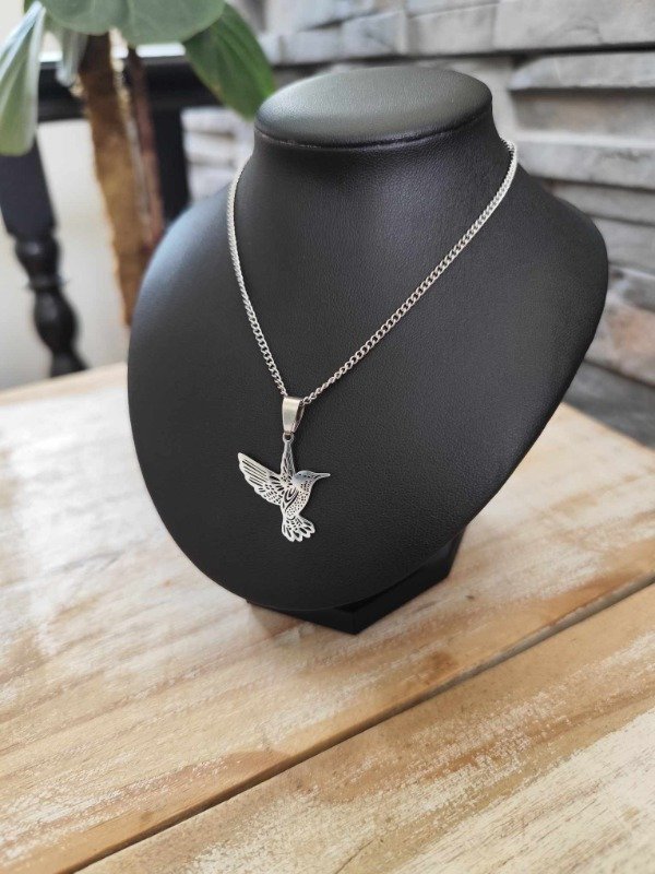 Producto - Collar colibrí trabajado. Acero quirúrgico.
