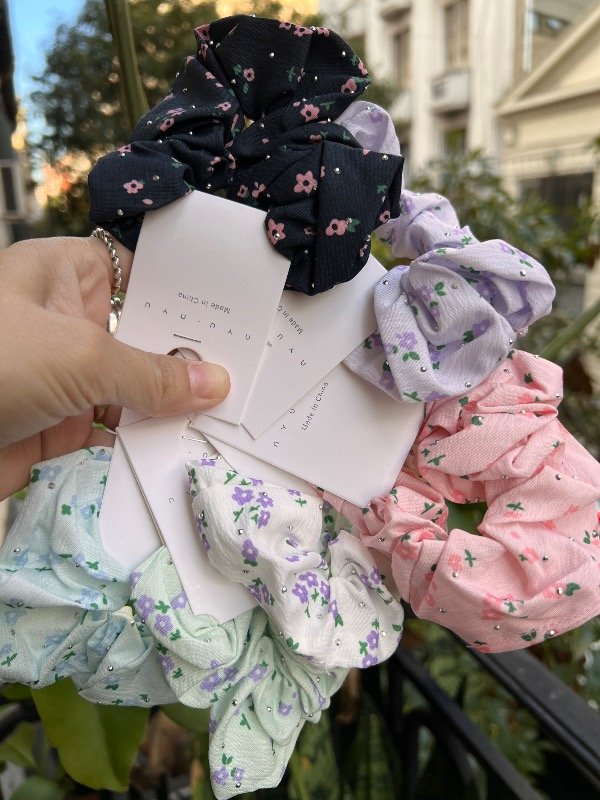 Producto - 12 solitas scrunchies con cartoncito floreadas