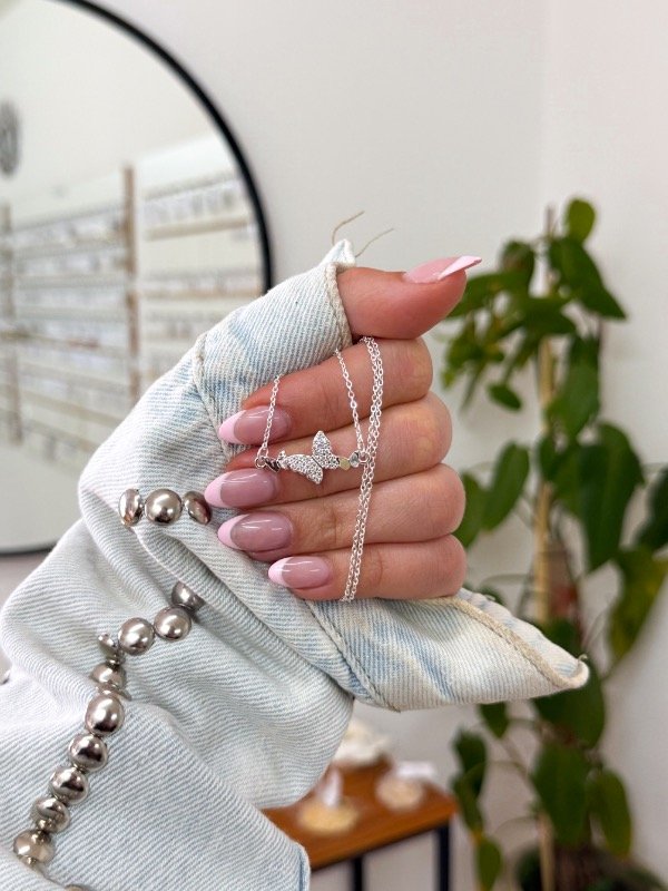 Producto - Cadenita acero blanco tres mariposas centro cúbics