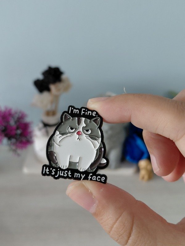 Producto - Pin metalizado - I'm fine. It's just my face #0010