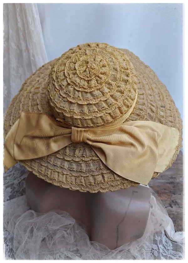 Producto - Capelina Rafia con moño Amarillo