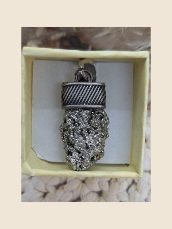 Producto - Dije XL "Pirita" con capuchón