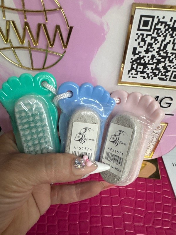 Producto - Cepillo para uñas + piedra pomez colores surtidos sin eleccion