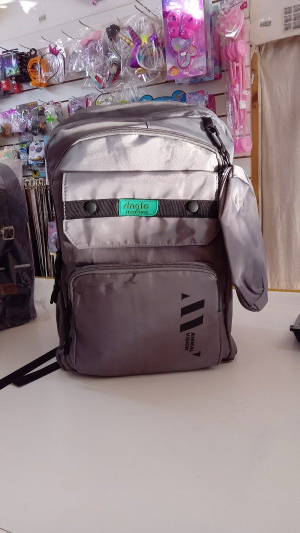 Producto - Mochila 3 bolsillos con cartuchera gris