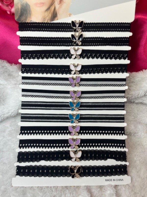 Producto - Chokers negro con dije mariposa de colores