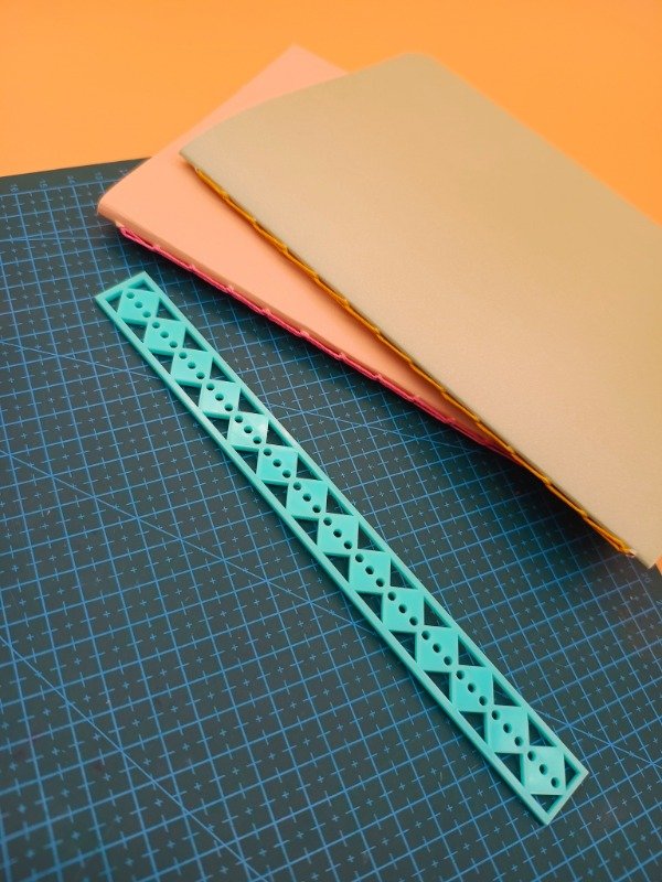 Producto - Regla encuadernacion 2 en 1 (perforas y medis)